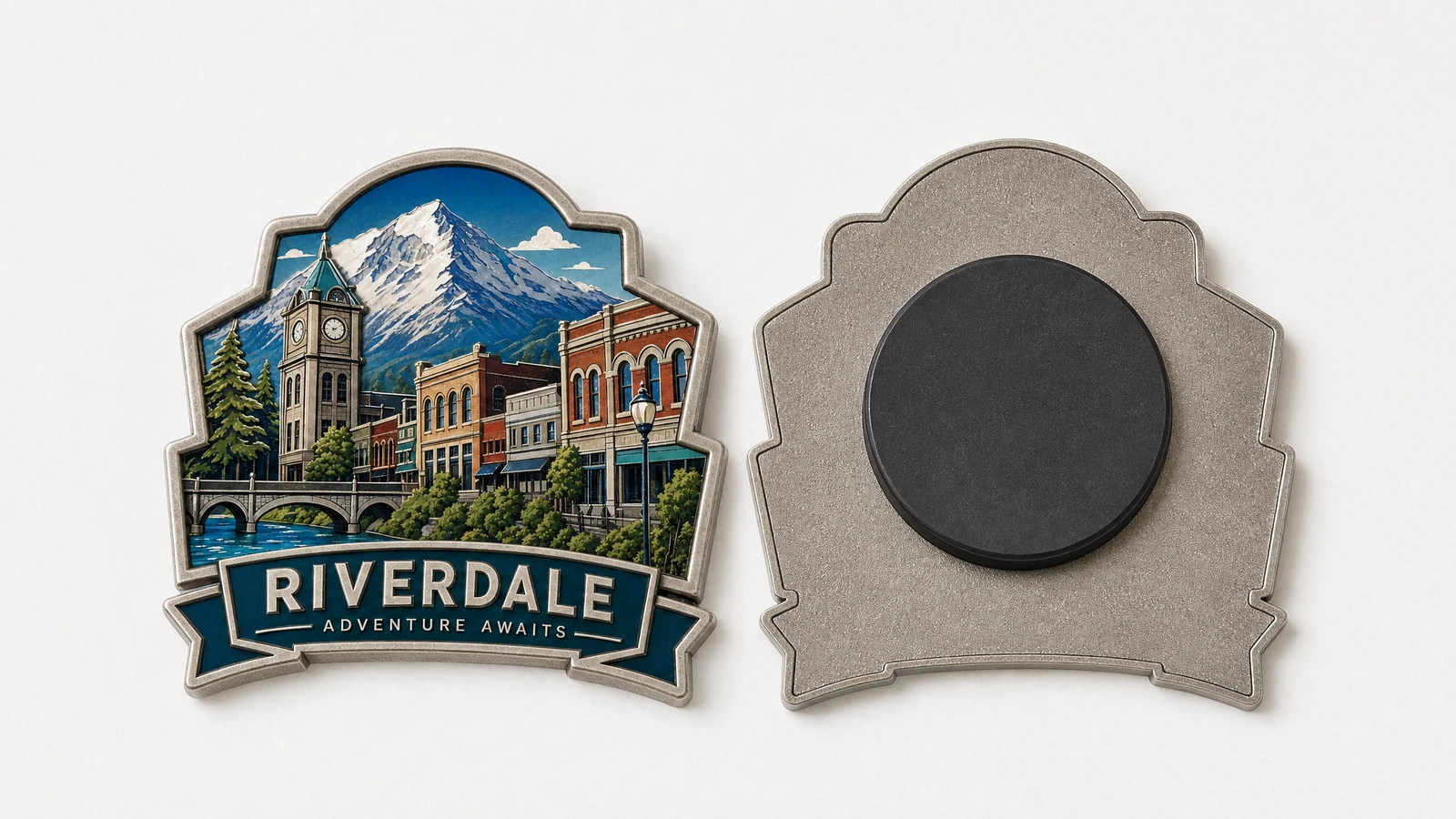 纪念磁铁正面与背面 示意图:Riverdale 磁铁正面,旁边是金属色背面,背面带有一块圆形黑色磁体