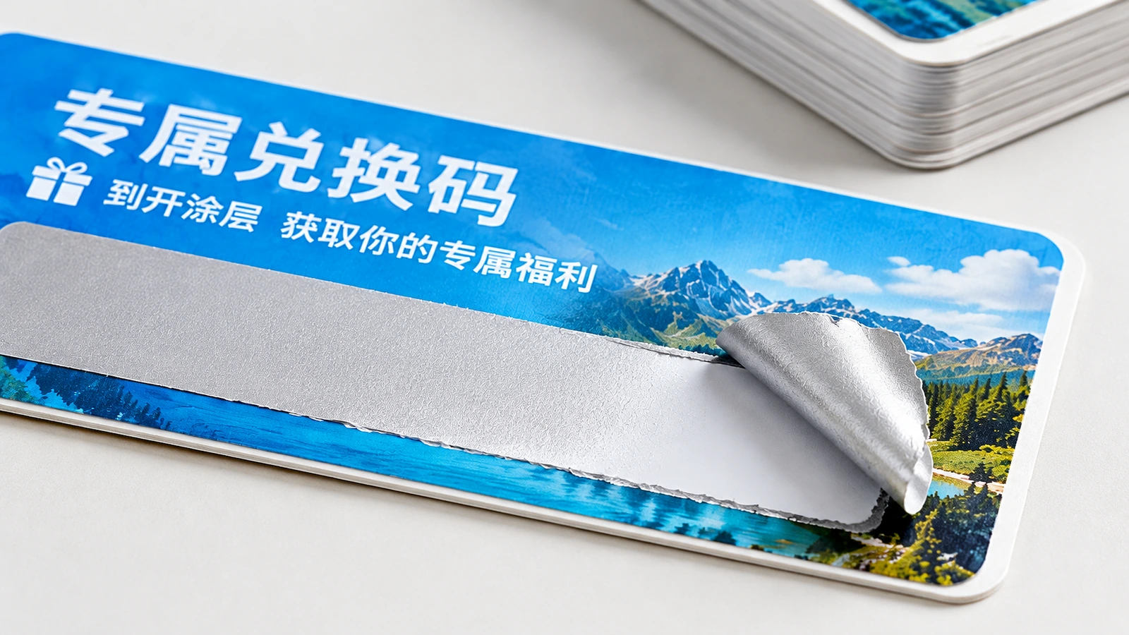 印刷码标签上银色遮盖层的特写 蓝色山景图案标签特写,银色遮盖层部分翘起